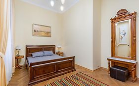 Grecheskaya Street Art Apartment